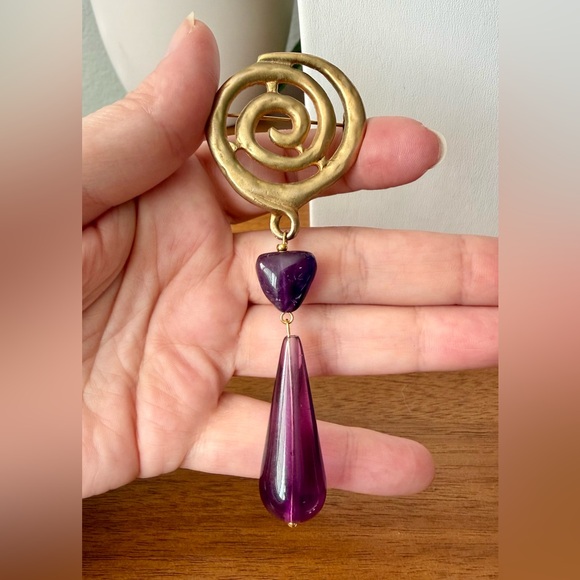 Vintage Matte Goldtone Spiral Brooch with Amethyst Bead & Purple Lucite Dangle - Picture 3 of 9